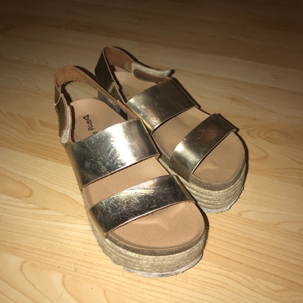 Worn Chinese laundry platform sandals